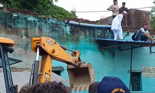 दतिया में पीताम्बरा मंदिर के पास अतिक्रमण विरोधी अभियान के विरोध में प्रदर्शन