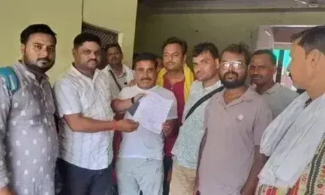 Farrukhabad: मीटर रीडरों का विरोध प्रदर्शन, वेतन भुगतान की मांग Farrukhabad: मीटर रीडरों का विरोध प्रदर्शन, वेतन भुगतान की मांग