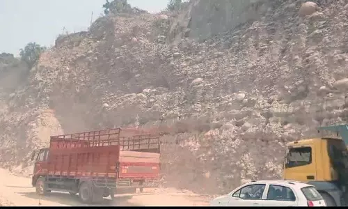Himachal: पहाड़ियाँ ढहने से नौ भनियाड परिवारों को संकट का डर Himachal: पहाड़ियाँ ढहने से नौ भनियाड परिवारों को संकट का डर