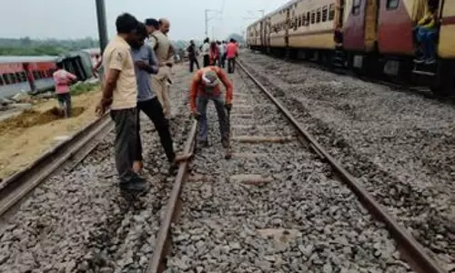 Kanpur: बारिश से रेलवे ट्रैक क्षतिग्रस्त, कालिंदी एक्सप्रेस का संचालन प्रभावित Kanpur: बारिश से रेलवे ट्रैक क्षतिग्रस्त, कालिंदी एक्सप्रेस का संचालन प्रभावित