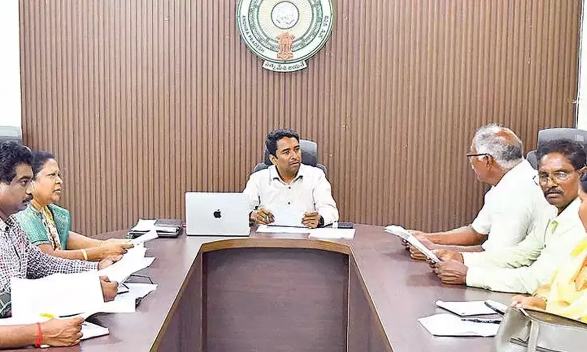 Andhra: किसानों से फसल बीमा योजनाओं का लाभ उठाने का आग्रह Andhra: किसानों से फसल बीमा योजनाओं का लाभ उठाने का आग्रह