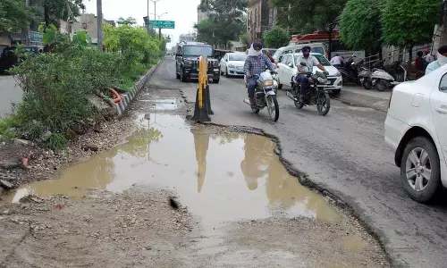 Amritsar: बारिश से सड़कें क्षतिग्रस्त, काम की गुणवत्ता जांच के घेरे में Amritsar: बारिश से सड़कें क्षतिग्रस्त, काम की गुणवत्ता जांच के घेरे में