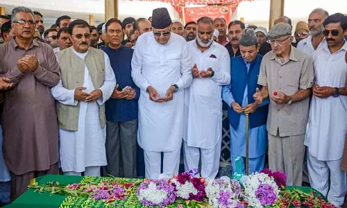 NC नेताओं ने शेख अब्दुल्ला की पत्नी को श्रद्धांजलि दी NC नेताओं ने शेख अब्दुल्ला की पत्नी को श्रद्धांजलि दी