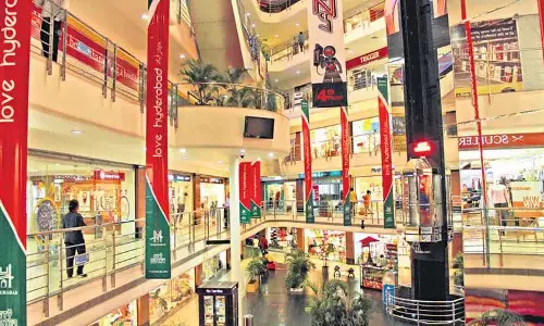 Hyderabad: खुदरा विक्रेता अभी भी मोबाइल नंबर पर जोर दे रहे