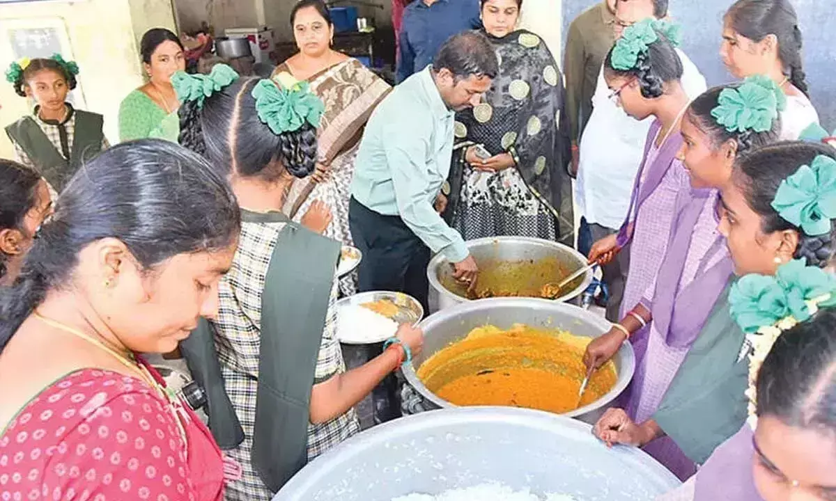 Andhra: प्रभारी कलेक्टर ने दलित परिवार को गोद लिया Andhra: प्रभारी कलेक्टर ने दलित परिवार को गोद लिया