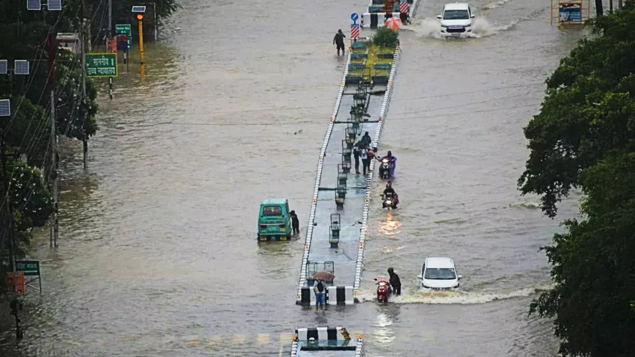 Lucknow: भारी जलभराव में युवक लापता, ठाकुरगंज में बचाव अभियान