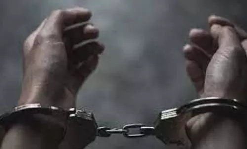 घर में चल रहा था देह व्यापार का धंधा, पुलिस ने 12 लोगों को दबोचा घर में चल रहा था देह व्यापार का धंधा, पुलिस ने 12 लोगों को दबोचा