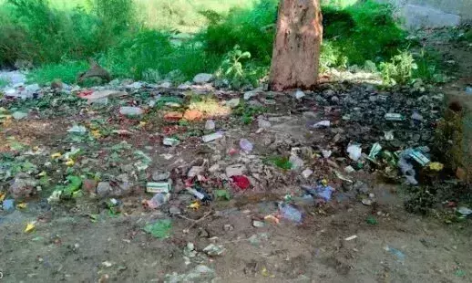Farrukhabad: पुठरी शिव मंदिर में शराबियों का कब्जा, श्रद्धालु बेहाल Farrukhabad: पुठरी शिव मंदिर में शराबियों का कब्जा, श्रद्धालु बेहाल