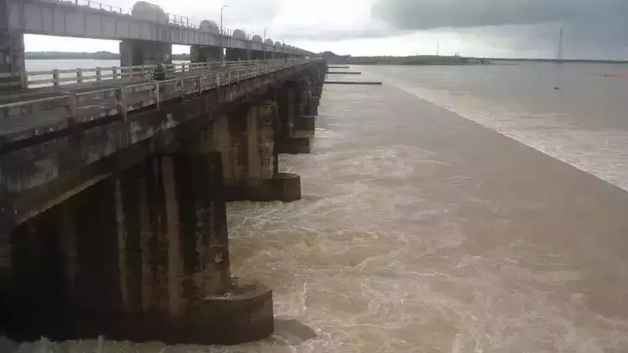 गोदावरी नदी डोवलेश्वरम के पास उफान पर, जलस्तर 10 फीट तक पहुंचा