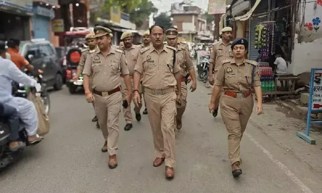 Farrukhabad: त्योहारों के चलते पुलिस ने इलाके में किया फ्लैग मार्च Farrukhabad: त्योहारों के चलते पुलिस ने इलाके में किया फ्लैग मार्च