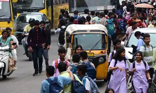 Hyderabad : फेरीवालों और लापरवाह ड्राइविंग ने छीना पैदल यात्रियों का हक