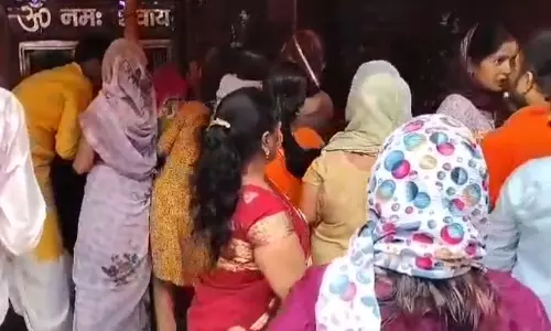 Bareilly: जलाभिषेक के लिए मंदिरों में श्रद्धालुओं की भीड़, कांवड़ यात्रा शुरू