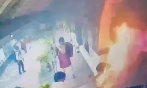 यौन इच्छा पूरी करने के लिए परेशान करने वाले शिक्षक ने छात्रा को आग के हवाले कर दिया यौन इच्छा पूरी करने के लिए परेशान करने वाले शिक्षक ने छात्रा को आग के हवाले कर दिया