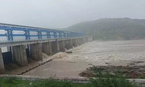 मध्य प्रदेश के छतरपुर में बारिश के बाद बांध के गेट खोलकर निकाला पानी