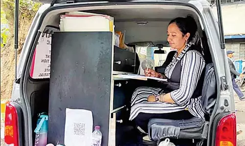 वकीलों को अदालत में जगह नहीं मिल रही