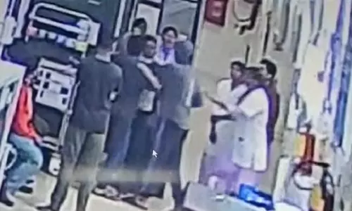 कोरापुट जिले के अस्पताल में शराबियों ने ड्यूटी पर तैनात नर्स पर किया हमला
