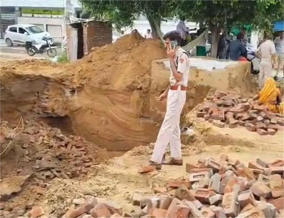 Haryana: स्तंभ के लिए खोदे गड्ढे में मिट्टी ढही, बच्चे की मौत Haryana: स्तंभ के लिए खोदे गड्ढे में मिट्टी ढही, बच्चे की मौत