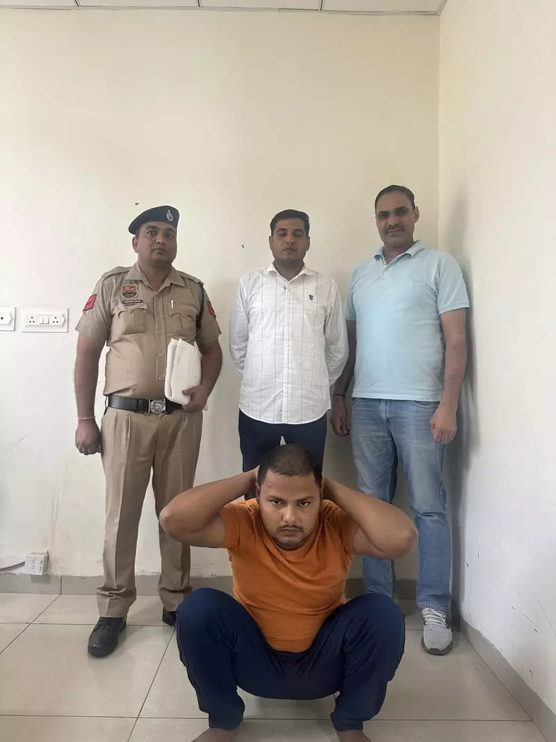 5.81 लाख रुपये के फर्जी ईवी डीलरशिप धोखाधड़ी के आरोप में व्यक्ति गिरफ्तार 5.81 लाख रुपये के फर्जी ईवी डीलरशिप धोखाधड़ी के आरोप में व्यक्ति गिरफ्तार