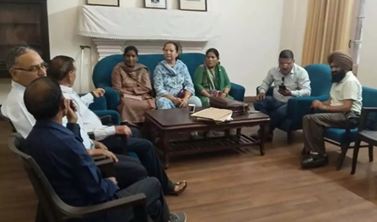 हिमाचल प्रदेश : पेंशन न मिलने पर पथ परिवहन पेंशनर्स का फूटा गुस्सा हिमाचल प्रदेश : पेंशन न मिलने पर पथ परिवहन पेंशनर्स का फूटा गुस्सा