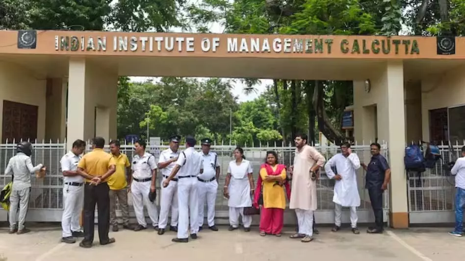 सड़क में घायल हालत में मिली युवती ने रेप का लगाया आरोप, पिता बोले - कुछ भी गलत नहीं हुआ सड़क में घायल हालत में मिली युवती ने रेप का लगाया आरोप, पिता बोले - कुछ भी गलत नहीं हुआ