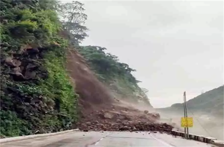 Himachal Pradesh: राष्ट्रीय राजमार्ग पर पहाड़ गिरा, अफरा-तफरी Himachal Pradesh: राष्ट्रीय राजमार्ग पर पहाड़ गिरा, अफरा-तफरी