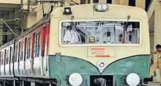 टैंकर ट्रेन में आग: चेन्नई जाने वाली सभी इलेक्ट्रिक ट्रेनें रद्द टैंकर ट्रेन में आग: चेन्नई जाने वाली सभी इलेक्ट्रिक ट्रेनें रद्द