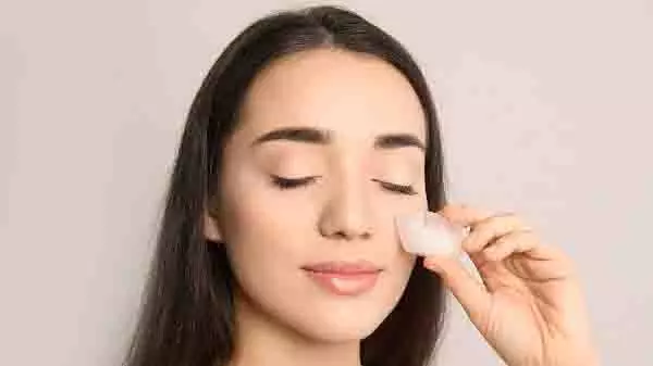 Skin care: चेहरे पर बर्फ लगाने से पहले जान लें ये जरूरी बातें, सीधा इस्तेमाल हो सकता है नुकसान Skin care: चेहरे पर बर्फ लगाने से पहले जान लें ये जरूरी बातें, सीधा इस्तेमाल हो सकता है नुकसान