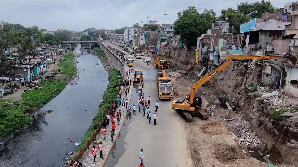 Indore : आईएमसी ने संजय सेतु के किनारे 18 खतरनाक संरचनाओं के हिस्से ढहाए Indore : आईएमसी ने संजय सेतु के किनारे 18 खतरनाक संरचनाओं के हिस्से ढहाए