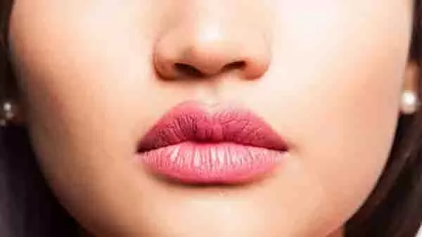 Beauty Tips: काले होंठों को गुलाबी बनाने के लिए अपनाएं ये 3 आसान टिप्स Beauty Tips: काले होंठों को गुलाबी बनाने के लिए अपनाएं ये 3 आसान टिप्स