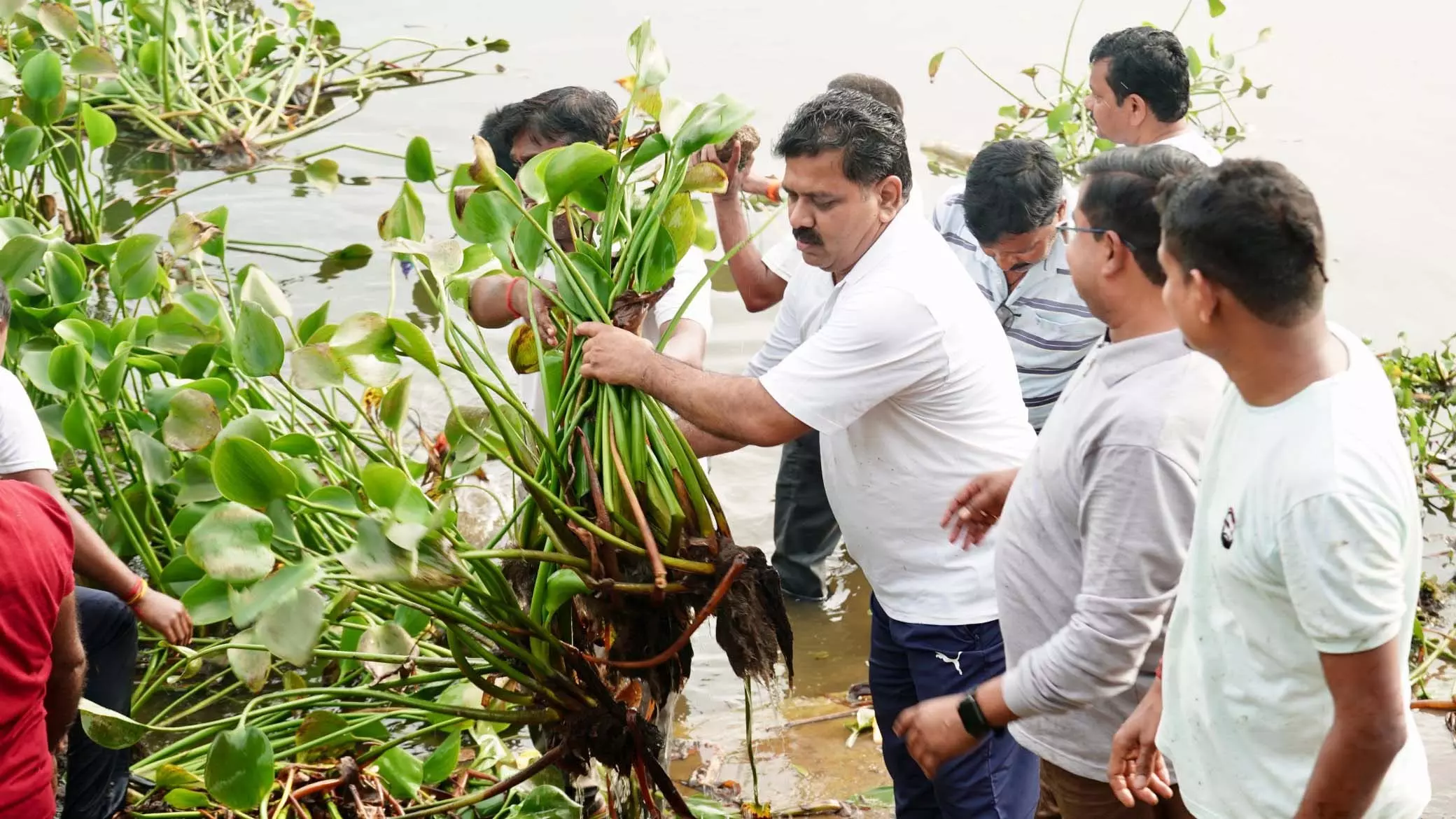 गृहमंत्री विजय शर्मा ने तालाब में स्वच्छता अभियान चलाया गृहमंत्री विजय शर्मा ने तालाब में स्वच्छता अभियान चलाया
