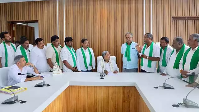 किसान 449 एकड़ ज़मीन देने के लिए आगे बढ़े CM ने कानूनी विशेषज्ञों से की चर्चा किसान 449 एकड़ ज़मीन देने के लिए आगे बढ़े CM ने कानूनी विशेषज्ञों से की चर्चा