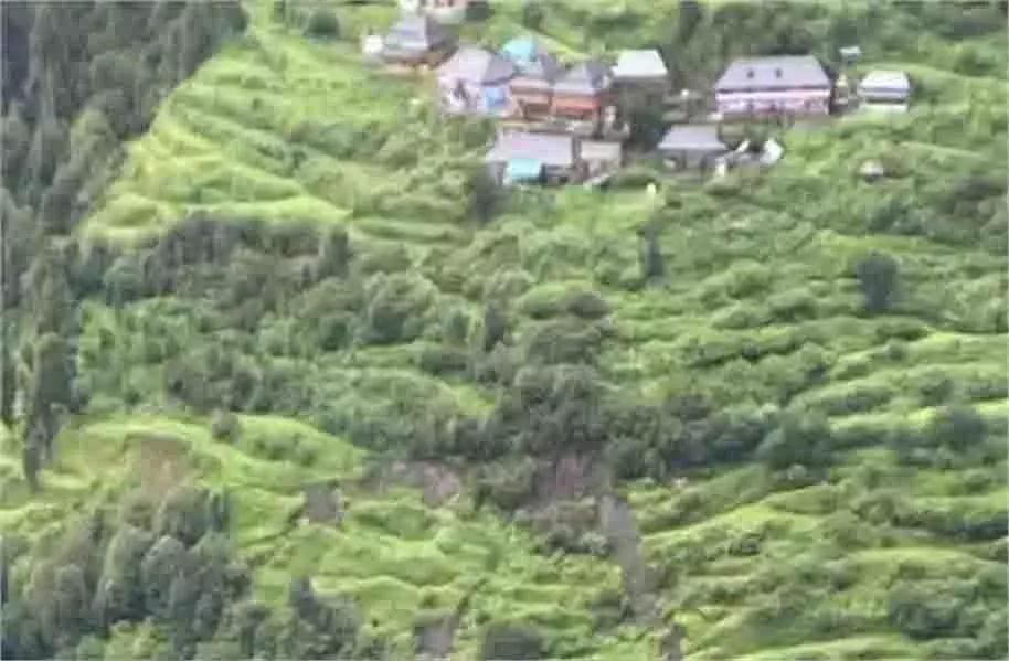 Himachal: भूस्खलन से हर पल मंडरा रहा खतरा, ग्रामीणों ने की मदद की अपील Himachal: भूस्खलन से हर पल मंडरा रहा खतरा, ग्रामीणों ने की मदद की अपील