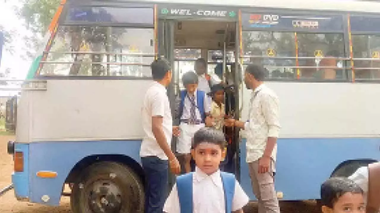 Karnataka: अभिभावकों ने ग्रामीण सरकारी स्कूल के लिए बस खरीदकर मिसाल कायम की Karnataka: अभिभावकों ने ग्रामीण सरकारी स्कूल के लिए बस खरीदकर मिसाल कायम की