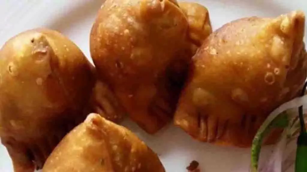 Recipe: बरसात में बनाएं मूंग दाल समोसा Recipe: बरसात में बनाएं मूंग दाल समोसा