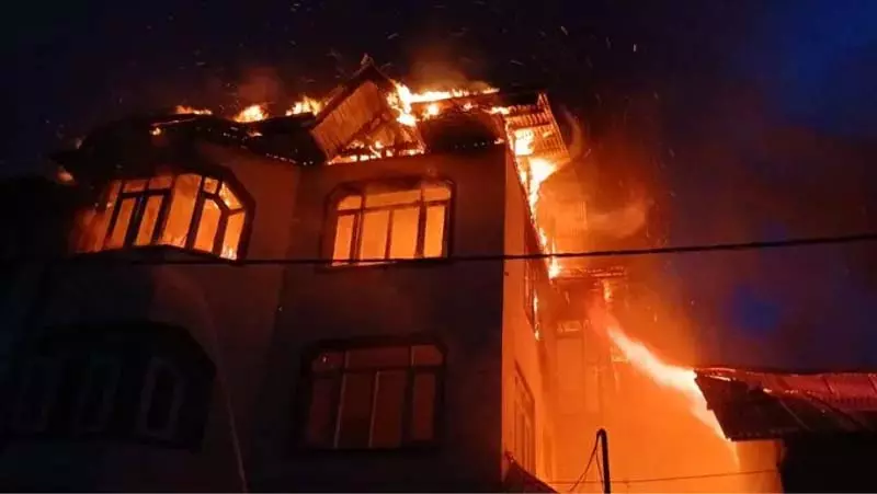 पहलगाम गांव में आग लगने से 5 गरीब परिवार बेघर पहलगाम गांव में आग लगने से 5 गरीब परिवार बेघर