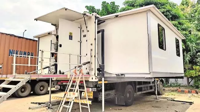 Odisha : ब्रह्मपुरा में हॉस्पिटल ऑन व्हील्स वाहन प्रदर्शनी Odisha : ब्रह्मपुरा में हॉस्पिटल ऑन व्हील्स वाहन प्रदर्शनी