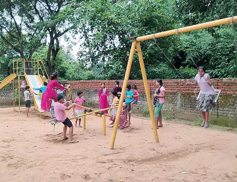 Odisha में युवाओं ने बच्चों को खेलने के लिए जगह उपहार में दी Odisha में युवाओं ने बच्चों को खेलने के लिए जगह उपहार में दी