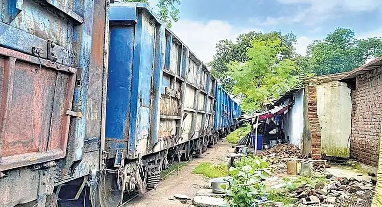 Odisha: बीरमित्रपुर में मालगाड़ी के 11 डिब्बे पटरी से उतरे Odisha: बीरमित्रपुर में मालगाड़ी के 11 डिब्बे पटरी से उतरे