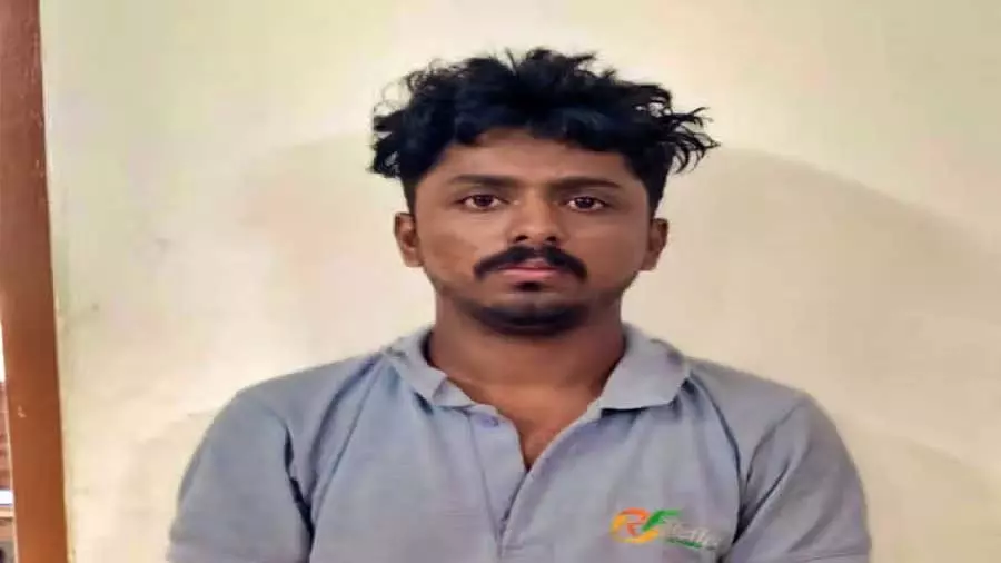 Karnataka : मां-बेटी का नहाते हुए वीडियो बनाते हुए इलेक्ट्रीशियन पकड़ा गया Karnataka : मां-बेटी का नहाते हुए वीडियो बनाते हुए इलेक्ट्रीशियन पकड़ा गया