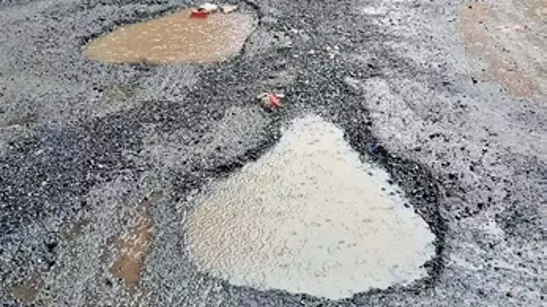मरम्मत के एक महीने बाद ही Sambalpur की सड़कों का असली बदसूरत चेहरा सामने आ गया मरम्मत के एक महीने बाद ही Sambalpur की सड़कों का असली बदसूरत चेहरा सामने आ गया