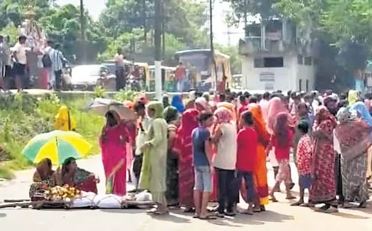 Cuttack में डायरिया से नाबालिग की मौत, परिजनों ने चिकित्सा लापरवाही का आरोप लगाया Cuttack में डायरिया से नाबालिग की मौत, परिजनों ने चिकित्सा लापरवाही का आरोप लगाया