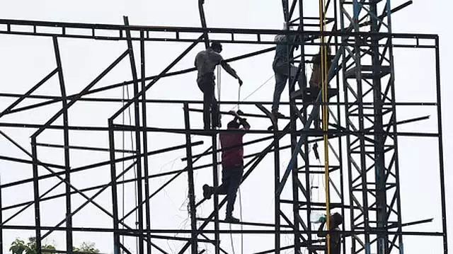Bengaluru : चौथी मंजिल से लोहे की सलाखों पर गिरने के बाद व्यक्ति बाल-बाल बचा Bengaluru : चौथी मंजिल से लोहे की सलाखों पर गिरने के बाद व्यक्ति बाल-बाल बचा