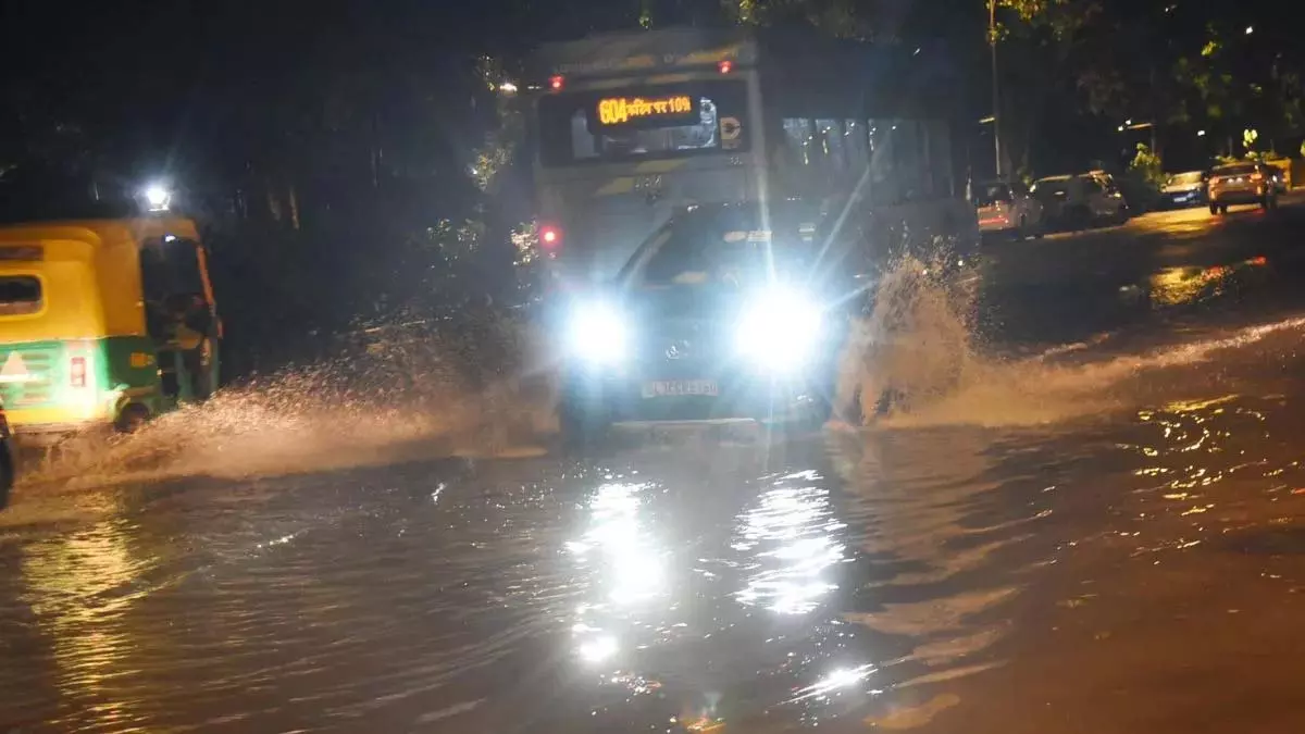 Kolkata: बरसात में वाहन चालकों के लिए सड़कें बनीं परेशानी का कारण Kolkata: बरसात में वाहन चालकों के लिए सड़कें बनीं परेशानी का कारण