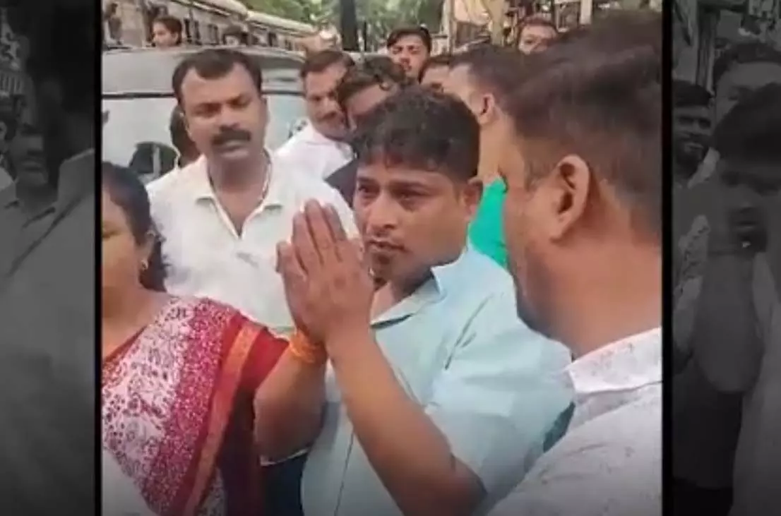 शिवसेना और MNS कार्यकर्ताओं ने ऑटो ड्राइवर के साथ की मारपीट, सामने आया वीडियो शिवसेना और MNS कार्यकर्ताओं ने ऑटो ड्राइवर के साथ की मारपीट, सामने आया वीडियो