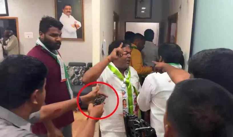 हैदराबाद में MLC नवीन के कार्यालय पर पुलिस फायरिंग में एक घायल हैदराबाद में MLC नवीन के कार्यालय पर पुलिस फायरिंग में एक घायल