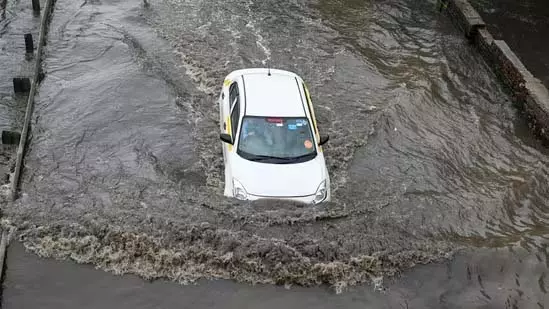 गुड़गांव में जलभराव से परेशान युवक ने कहा- छोड़ दूंगा भारत गुड़गांव में जलभराव से परेशान युवक ने कहा- छोड़ दूंगा भारत
