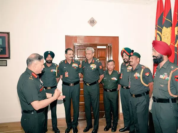 सेना प्रमुख जनरल उपेंद्र द्विवेदी ने नवनियुक्त कमांड सौबेदार मेजरों से बातचीत की सेना प्रमुख जनरल उपेंद्र द्विवेदी ने नवनियुक्त कमांड सौबेदार मेजरों से बातचीत की