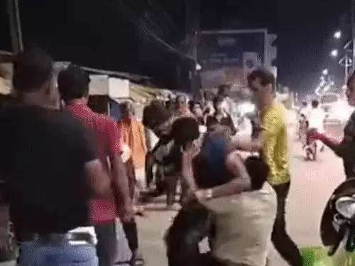 रायगढ़ मारपीट का वीडियो वायरल, थाने के पास हुआ बचाने कोई नहीं आए रायगढ़ मारपीट का वीडियो वायरल, थाने के पास हुआ बचाने कोई नहीं आए
