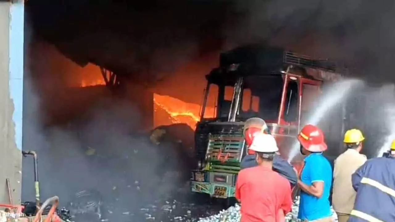 Sangareddy पशम्यलाराम में कचरा प्रबंधन कंपनी में भीषण आग लग गई Sangareddy पशम्यलाराम में कचरा प्रबंधन कंपनी में भीषण आग लग गई