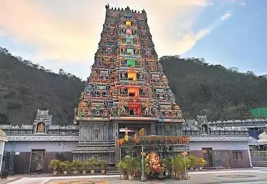 AP: दुर्गा मंदिर के अधिकारी इंद्रकीलाद्री तक श्रद्धालुओं की सुगम पहुँच की योजना बना रहे AP: दुर्गा मंदिर के अधिकारी इंद्रकीलाद्री तक श्रद्धालुओं की सुगम पहुँच की योजना बना रहे